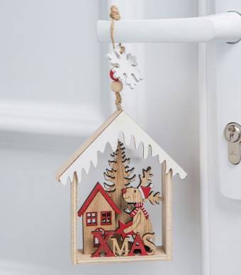 enfeite de natal em forma de casa com neve e uma rena a decorar puxador de porta